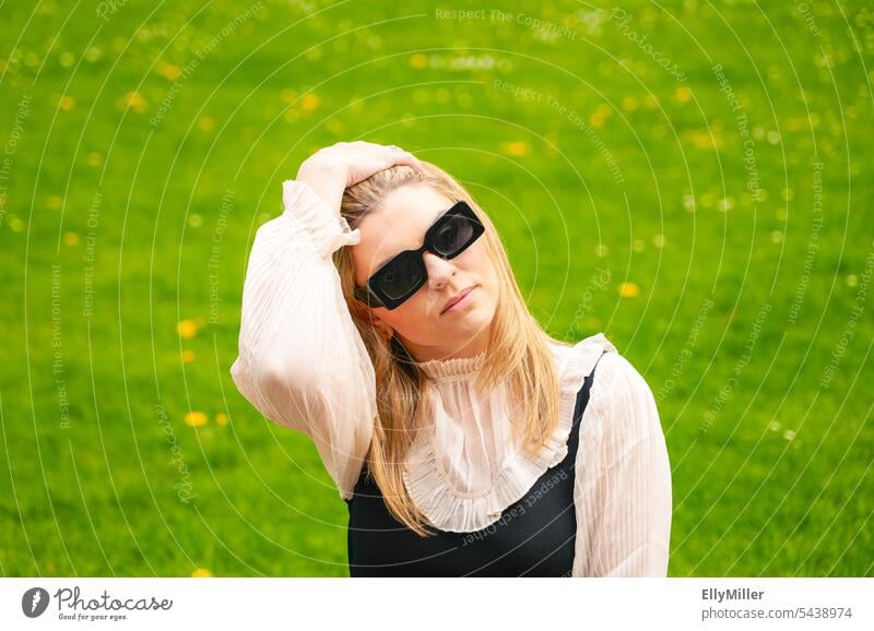 Portrait einer jungen blonden Frau mit Sonnenbrille. langhaarig feminin weiblich Gesicht natürlich lange Haare attraktiv Schönheit junge Frau selbstbewußt