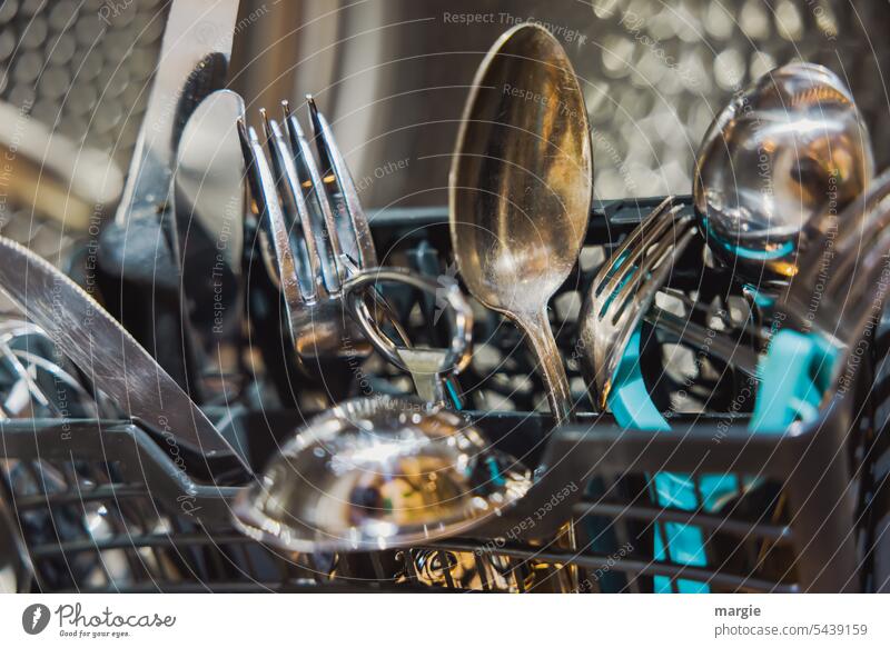 Besteck in der Spühlmaschiene Löffel Gabel Korb spühlen Spülmaschiene Metall Messer sauber Küche Utensil glänzend leuchten spiegelnd Menschenleer Silber