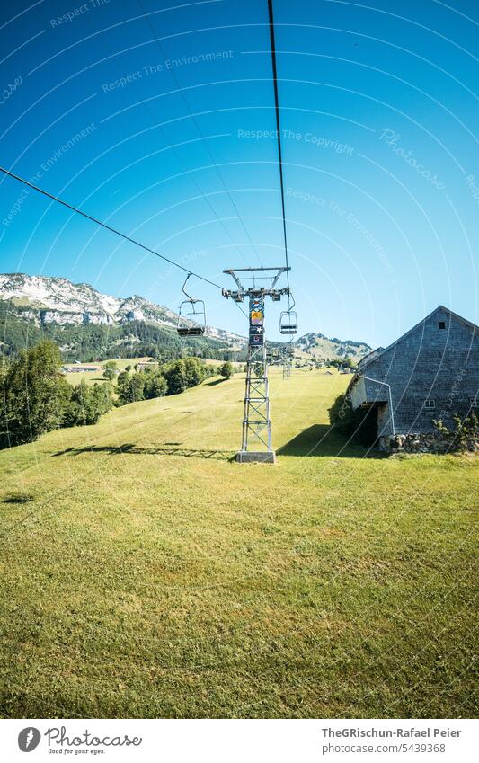 Sessellift führ neben Alphütte vorbei über Wiesen sessellift Sesselbahn Haus alphütte Mast Kabel Seil wiesen Weide Berge u. Gebirge Himmel Alpen Natur