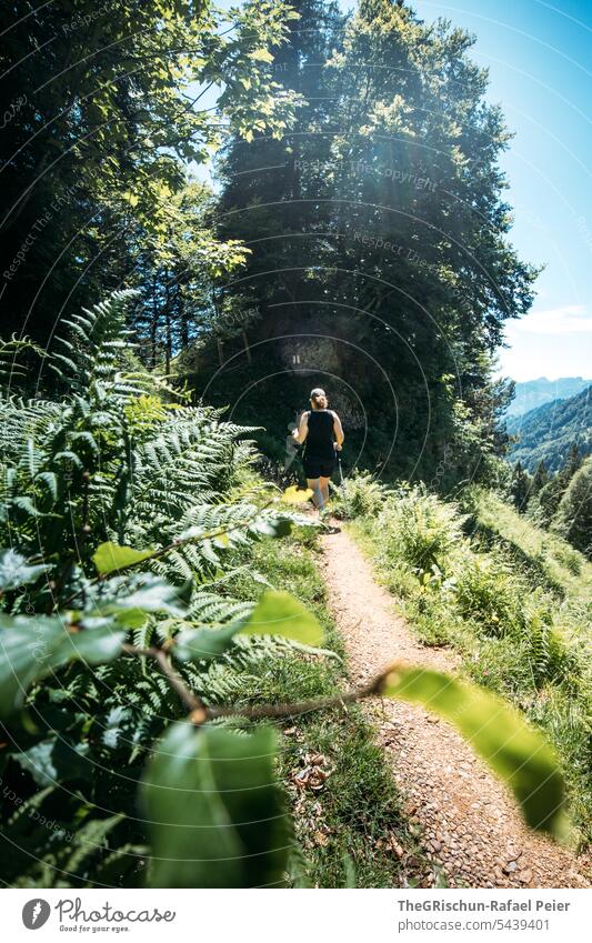 Frau auf Wanderweg im Gegenlicht Wanderung Schweiz Berge u. Gebirge Alpen Natur Landschaft Tourismus laufen wandern Außenaufnahme Himmel Tourismusregion schweiz