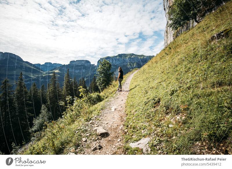 Frau auf Wanderweg im Alpstein Wanderung Schweiz Berge u. Gebirge Alpen Natur Landschaft Tourismus laufen wandern Außenaufnahme Himmel Tourismusregion schweiz