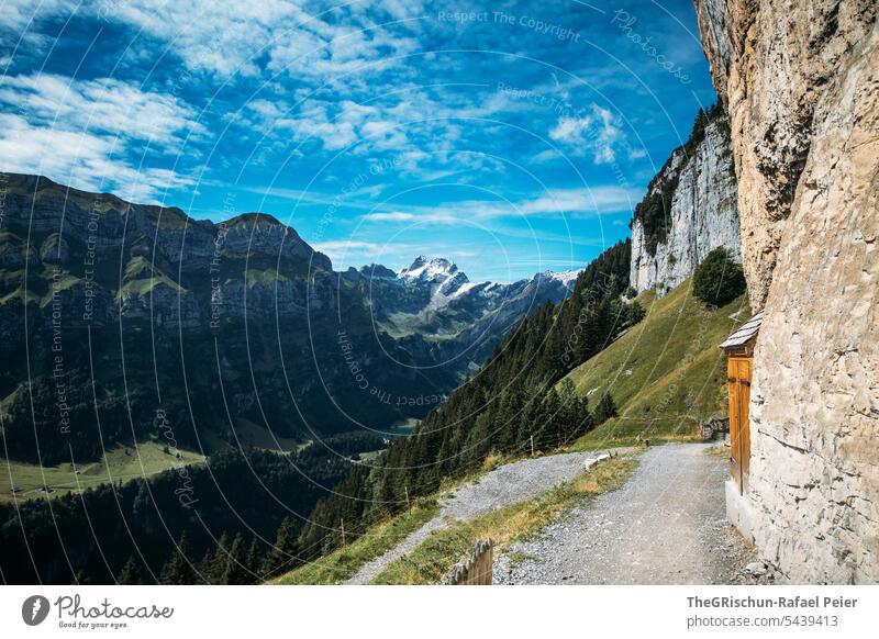 Felswand mit kleiner Hütte vor Bergpanorama Berge u. Gebirge Alpstein wanderweg wandern Schweiz Wolken Seealpsee alpstein Landschaft schweiz Tourismus Farbfoto