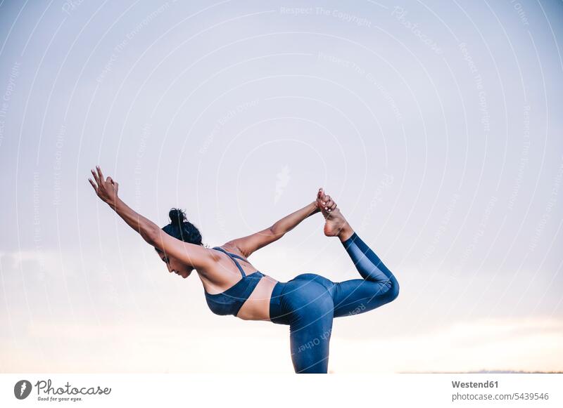 Frau, die Yoga praktiziert, Tänzerposition stehend steht Naesse Nässe Muße ausgeglichen Ausgeglichenheit Gleichgewicht Anreiz Ansporn Antrieb motivieren