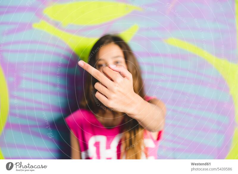 Junges Mädchen zeigt den Finger Europäer Kaukasier kaukasisch Europäisch Vorderansicht frontal Frontalansicht von vorne Frontalaufnahmen Stinkefinger