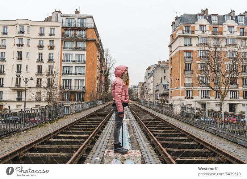 Frankreich, Paris, Frau steht zwischen verlassenen Eisenbahnschienen stehen stehend dazwischen weiblich Frauen Gleis Eisenbahngleise Geleise Gleise Schiene