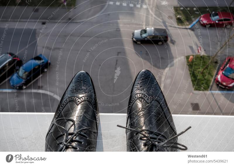Mann steht auf dem Sims über der Straße Fenstersims Außenaufnahme außen draußen im Freien Selbstmord Suizid Straßen Strasse Strassen hoch Schuh Schuhe Linz