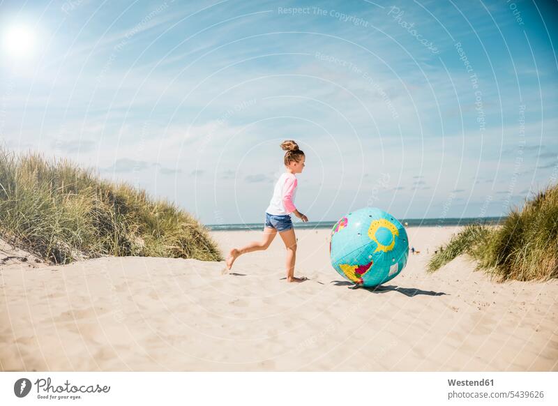 Mädchen spielt mit Globus am Strand Weltkugel Erdkugel Globen weiblich Beach Straende Strände Beaches spielen rennen Kind Kinder Kids Mensch Menschen Leute