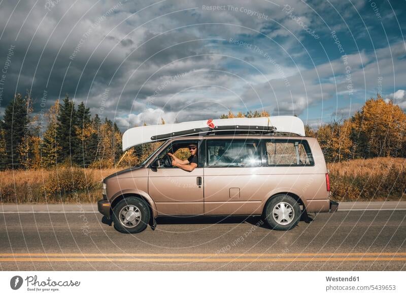 Kanada, Britisch-Kolumbien, Mann mit Minivan auf dem Alaska Highway Van Männer männlich Auto Wagen PKWs Automobil Autos Highways Erwachsener erwachsen Mensch