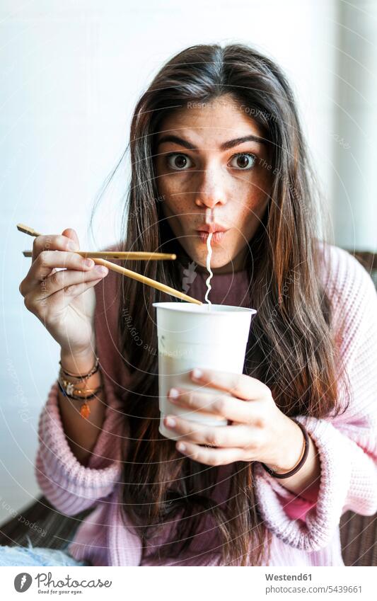 Junge Frau isst chinesische Nudeln schlürfen schluerfen ausschlürfen ausschluerfen junge Frau junge Frauen lecker appetitlich schmackhaft wohlschmeckend