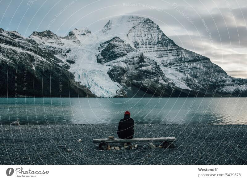 Kanada, Britisch-Kolumbien, Mount Robson Provincial Park, Mann am Berg Lake sitzend See Seen Männer männlich sitzt Aussicht Ausblick Ansicht Überblick ausruhen