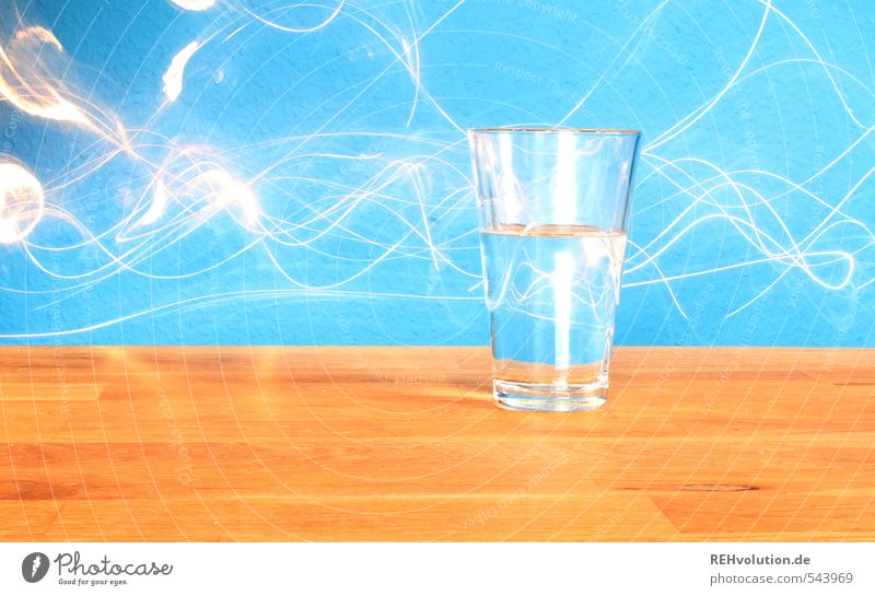 "Ich kann mich dem Wasser nicht entziehen!" Lebensmittel Getränk Trinkwasser außergewöhnlich blau Verwirbelung Tisch Reflexion & Spiegelung Durst Glas Farbfoto