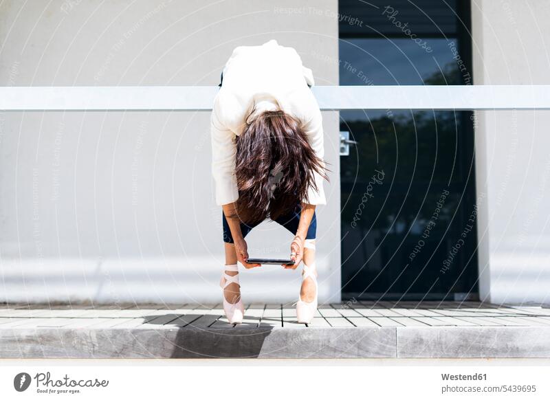 Balletttänzerin über Geländer hängend, Tablette haltend Beruf Berufstätigkeit Berufe Beschäftigung Jobs nicht erkennbare Person nicht erkennbare Personen
