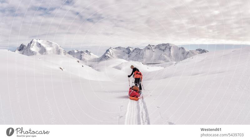 Grönland, Schweizer Alpen, Kulusuk, Tasiilaq, Skitourengeherin Frau weiblich Frauen Skitourengeherinnen Skis Schi Schier Skier Skitourengehen Skibergsteigen