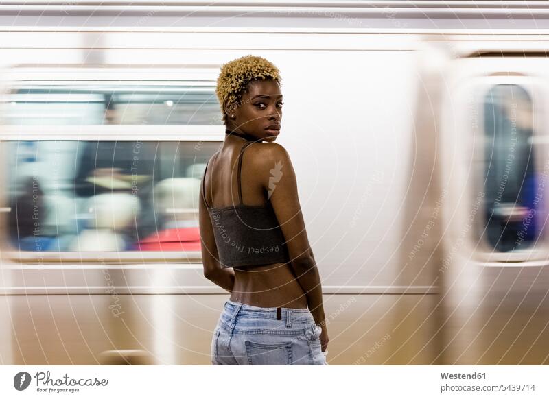 USA, New York City, Porträt einer Frau auf dem Bahnsteig einer U-Bahn-Station Portrait Porträts Portraits weiblich Frauen U-Bahnhofsbahnsteig U-Bahnhöfe