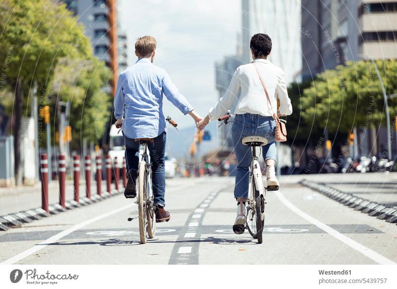 Paar mit Fahrrädern in Barcelona Leute Menschen People Person Personen Europäisch Kaukasier kaukasisch 2 2 Menschen 2 Personen zwei Zwei Menschen erwachsen