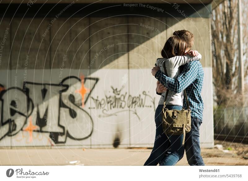 Ein junges Paar umarmt sich umarmen Umarmung Arm umlegen Umarmungen Gemeinsamkeit zusammen gemeinsam Nähe Naehe nah Erwachsen werden Unterführung