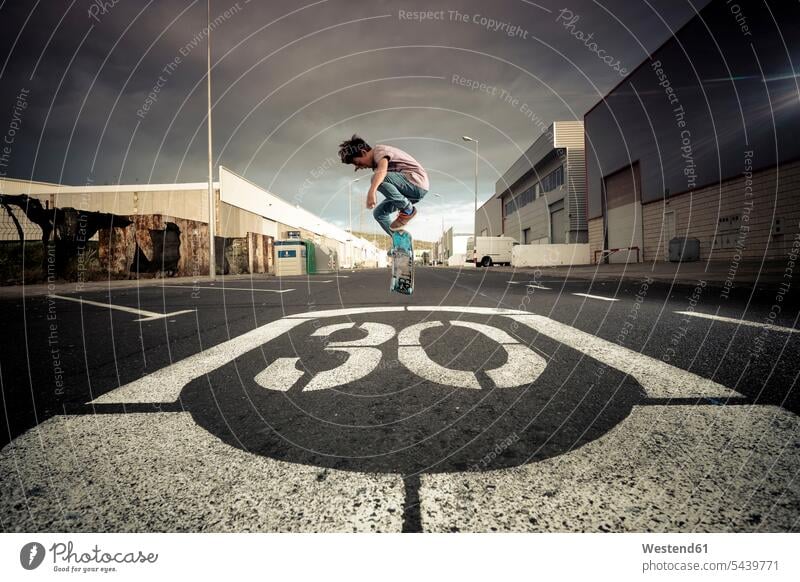 Spanien, Teneriffa, Junge läuft auf einer Straße Schlittschuh Vitalität Elan Schwung dynamisch Energie vital Freizeitaktivität Skateboarden Skateboardfahren