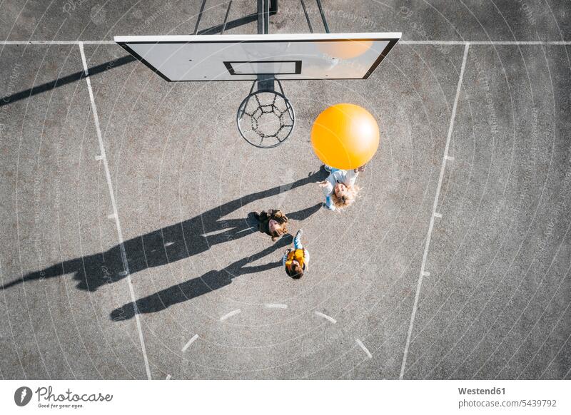 Österreich, Luftaufnahme von Basketballfeld, Mutter und Kinder spielen Basketball mit großem Ball Bälle werfen Wurf Mädchen weiblich Korb Junge Buben Knabe