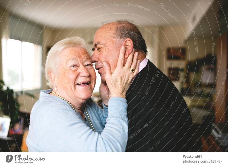 Liebevolles älteres Ehepaar zu Hause Europäer Kaukasier Europäisch kaukasisch glücklich Glück glücklich sein glücklichsein genießen geniessen Genuss Gemeinsam