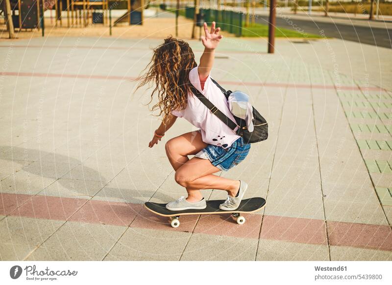 Mädchen mit Skateboard Rollbretter Skateboards Können Fähigkeit Fertigkeit Könnerschaft Freizeit Muße Skateboarderin Skateboardfahrerin Skaterin