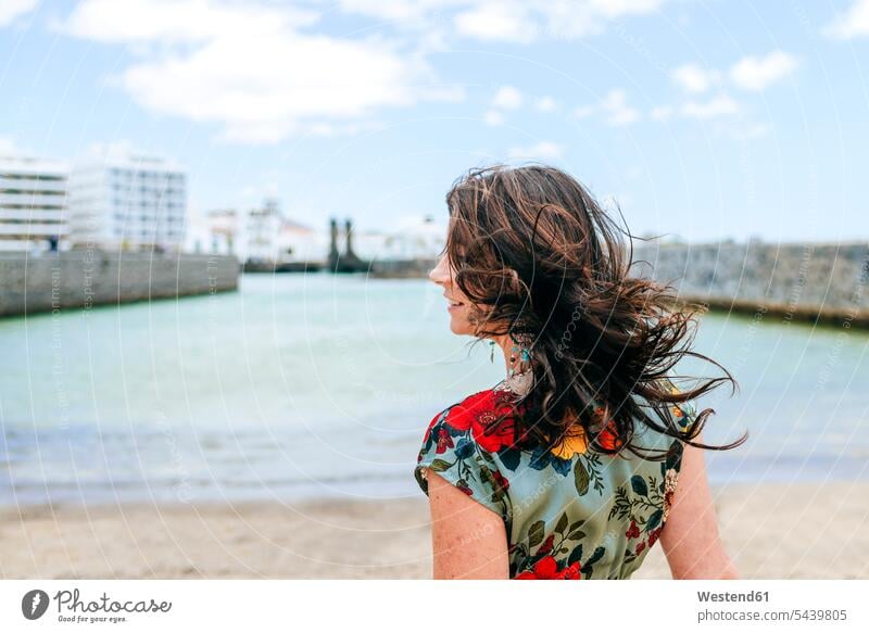 Rückansicht einer Frau mit weißem Sonnenhut am Hafen in Arrecife, Spanien Leute Menschen People Person Personen Europäisch Kaukasier kaukasisch Osteuropäisch 1