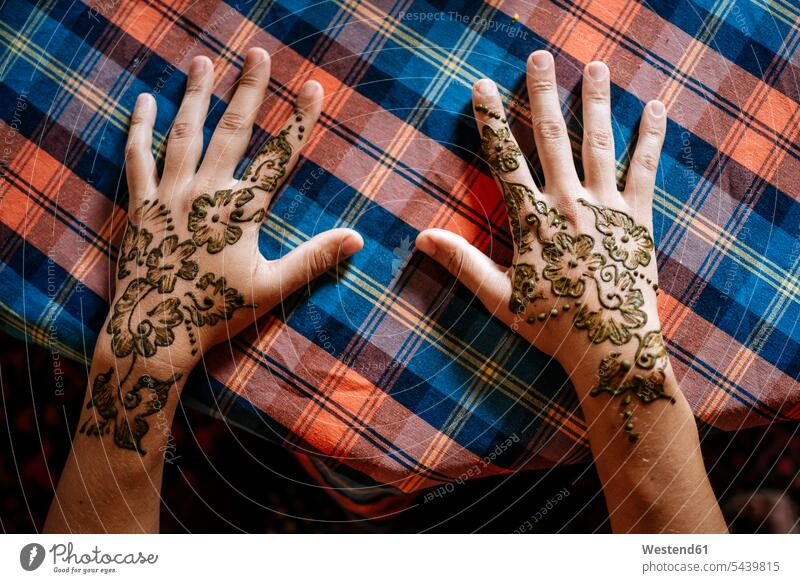Henna-Malerei auf Händen Henna-Tatoo Mehdi Hand Mensch Menschen Leute People Personen Frau weiblich Frauen Erwachsener erwachsen Marokko Ornamentik Ornamente