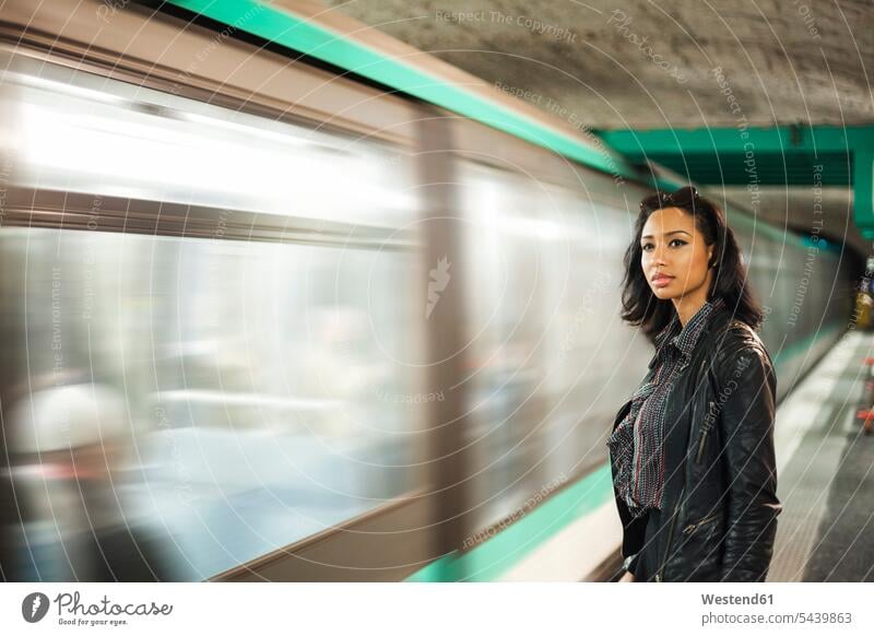 Frankreich, Paris, junge Frau am U-Bahnhof fahren fahrend fahrender fahrendes Menschen zufällige Personen Lederjacke Lederjacken differenzierter Fokus