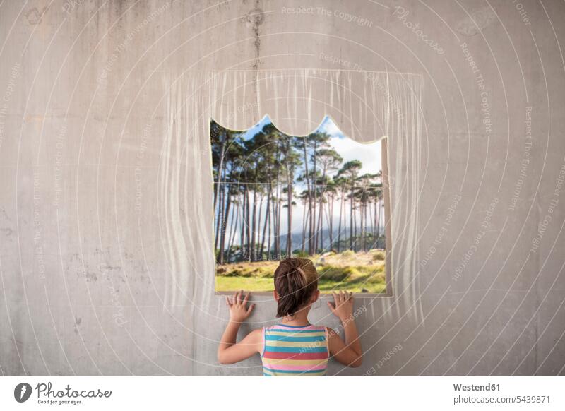 Mädchen hält ein Bild eines Waldes auf einer Betonmauer mit einem mit Kreide gezeichneten Rand Forst Wälder weiblich Foto Fotos Betonwand Betonwände Betonwaende
