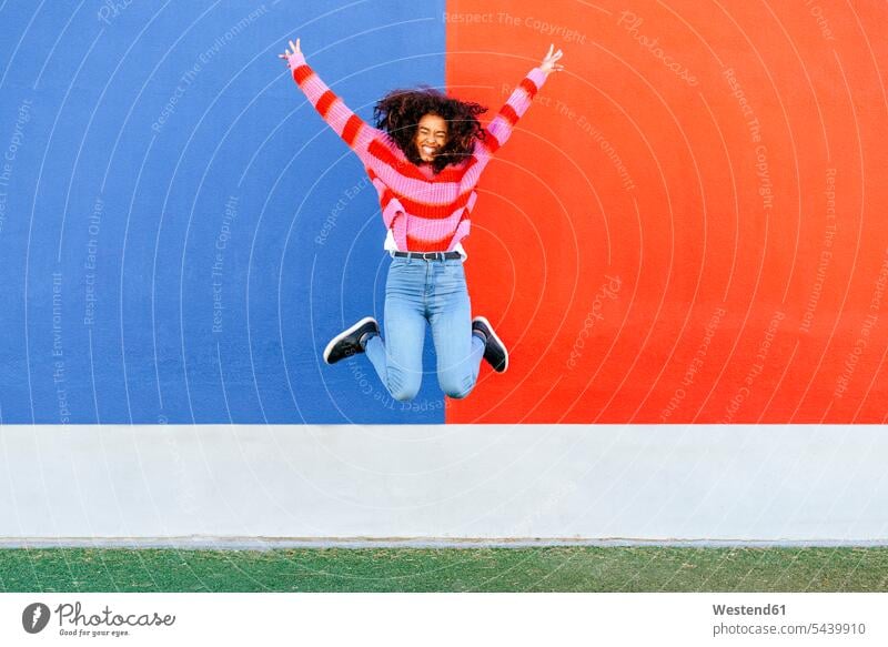 Glückliche junge Frau springt in die Luft Luftsprung Luftsprünge einen Luftsprung machen Luftspruenge springen hüpfen glücklich gluecklich sein Gluecklichsein