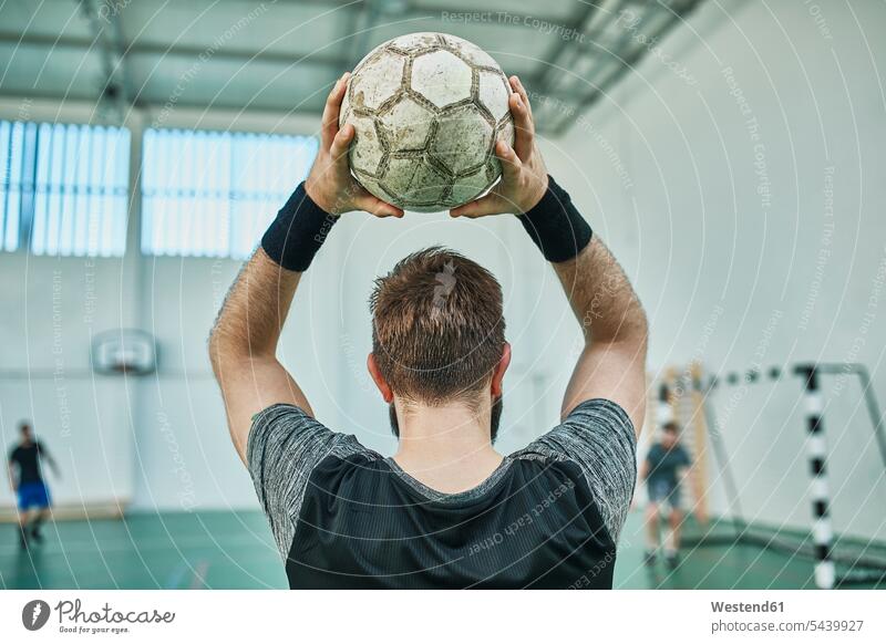 Nahaufnahme eines Hallenfussballers, der den Ball einwirft Mann Männer männlich spielen Fußball Fussball Einwurf einwerfen Fußballspieler Fussballspieler