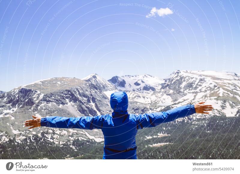 USA, Colorado, Rocky Mountain National Park, Frau schaut auf die Berge Kapuze Kapuzen Kapuzenjacke Kapuzenjacken Hochgefühl Heiterkeit Glücksgefühl heiter