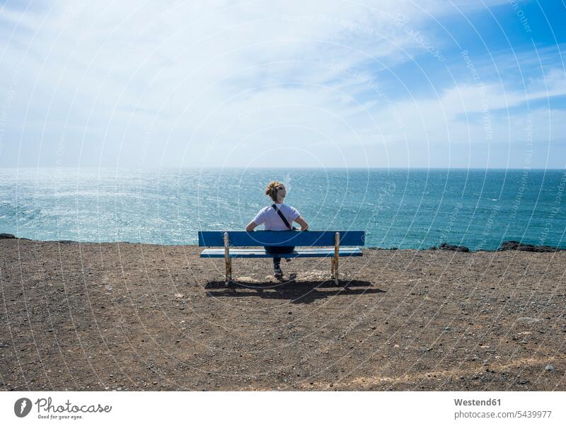 Spanien, Kanarische Inseln, Fuerteventura, Frau genießt die Sonne am Strand von El Cotillo genießen geniessen Genuss Sonnenlicht weiblich Frauen Sonnenschein