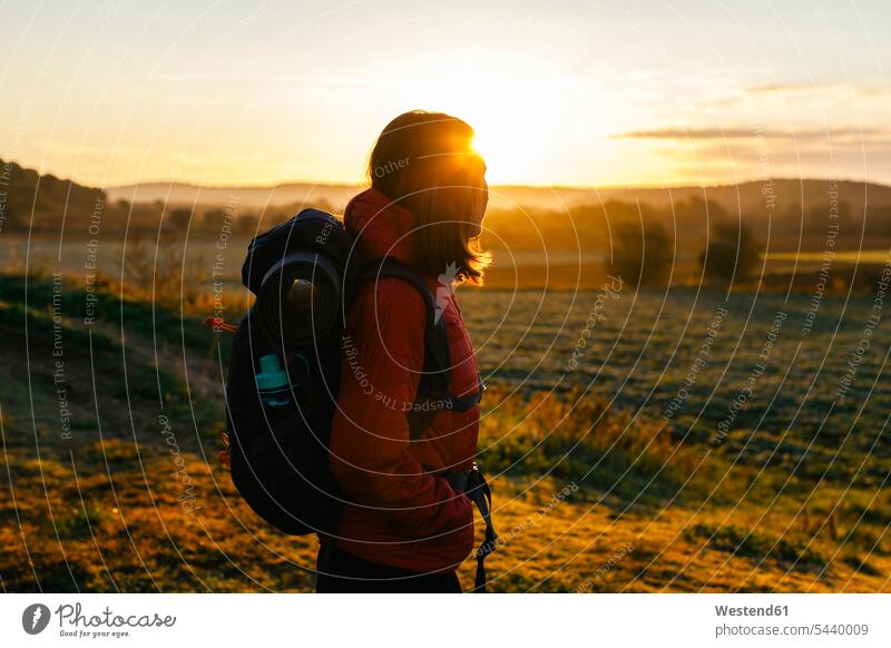 Spanien, Katalonien, Girona, Wanderin bei Sonnenaufgang auf dem Feld Abgeschiedenheit Einsamkeit abgeschieden Aussicht Ausblick Ansicht Überblick Morgenlicht