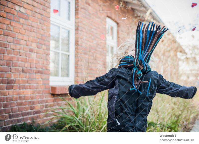 Deutschland, Mecklenburg-Vorpommern, Rügen, kleiner Junge springt Schal Schals Arm ausgestreckt Arme ausbreiten Arme ausgebreitet Arme ausstrecken