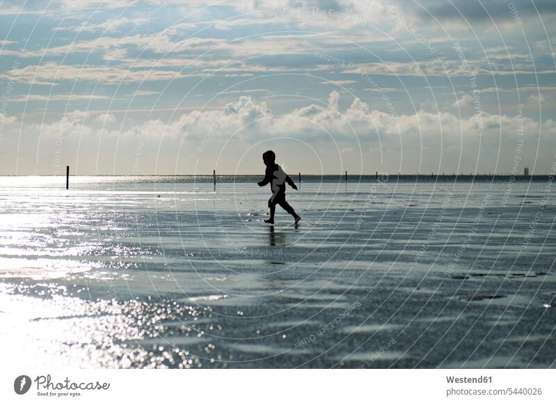Deutschland, Schleswig-Holstein, Sankt Peter-Ording, Nordsee, Junge läuft am Strand Europäer Kaukasier kaukasisch Europäisch Beaches Strände Straende