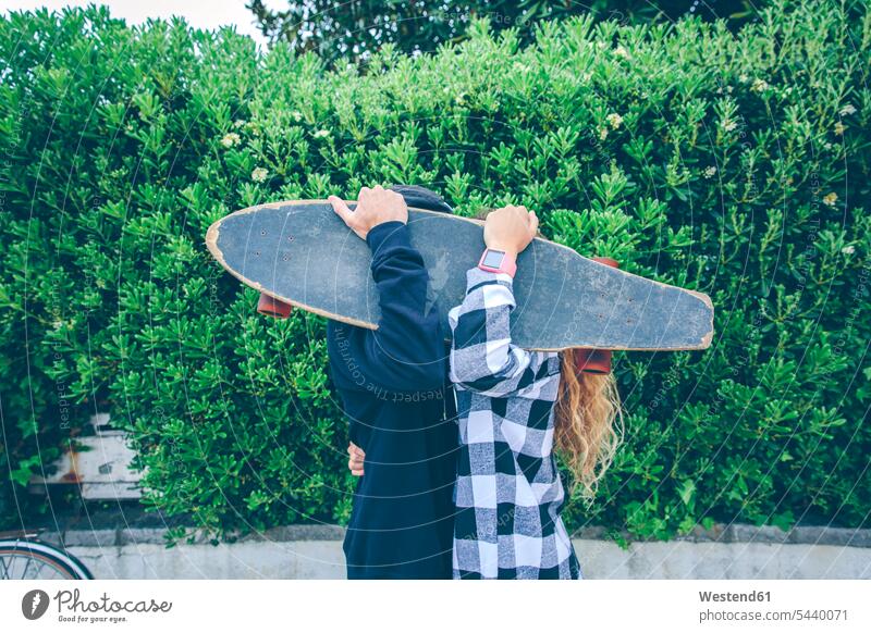 Ehepaar versteckt sich hinter Skateboard Rollbretter Skateboards Liebe lieben verstecken Paar Pärchen Paare Partnerschaft positiv Emotion Gefühl Empfindung
