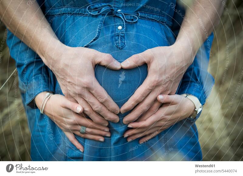 Hand eines Mannes bildet Herz auf dem Bauch seiner schwangeren Freundin Europäer Kaukasier kaukasisch Europäisch Erwartung Vorfreude erwarten erwartungsvoll Tag