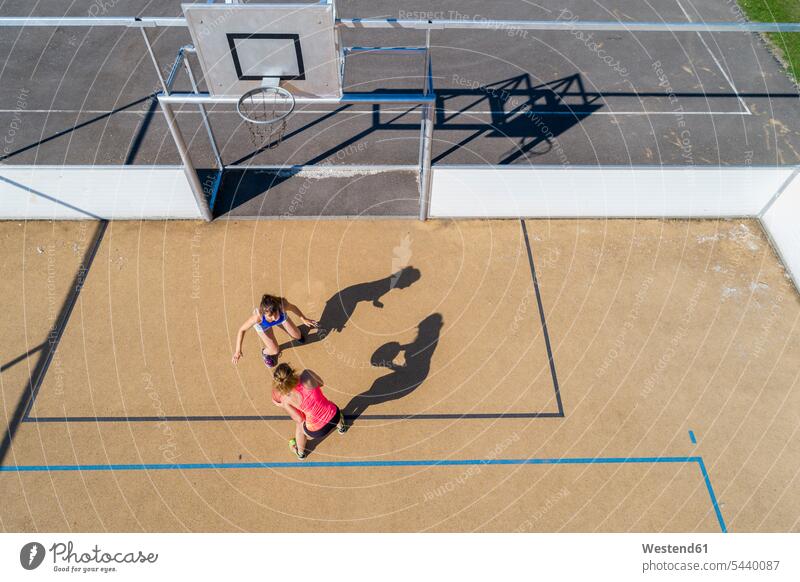 Junge Frauen beim Basketball spielen, Luftaufnahme Basketballkorb Basketballkoerbe Basketballkörbe Sport Basketballspielerin Basketballspielerinnen