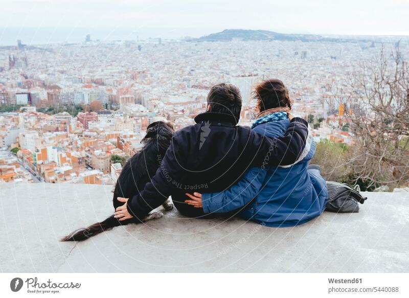 Spanien, Barcelona, Rückenansicht eines Paares mit Hund, Blick von Turo de la Rovira reifes Paar reife Paare Aussicht bewundern die Aussicht bewundern