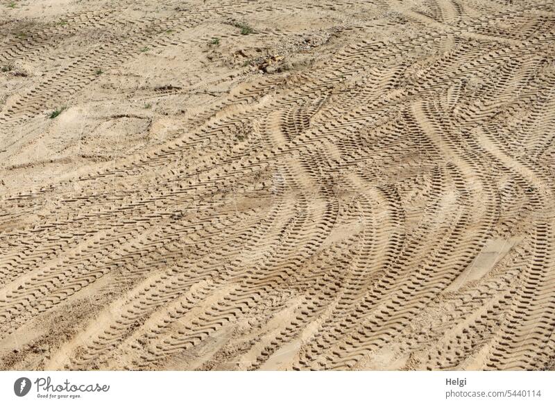 abgefahren | viele Fahrspuren im Sand Sandgrube Spuren Reifenspuren Abdruck Außenaufnahme Reifenprofil Menschenleer Muster Strukturen & Formen Gedeckte Farben