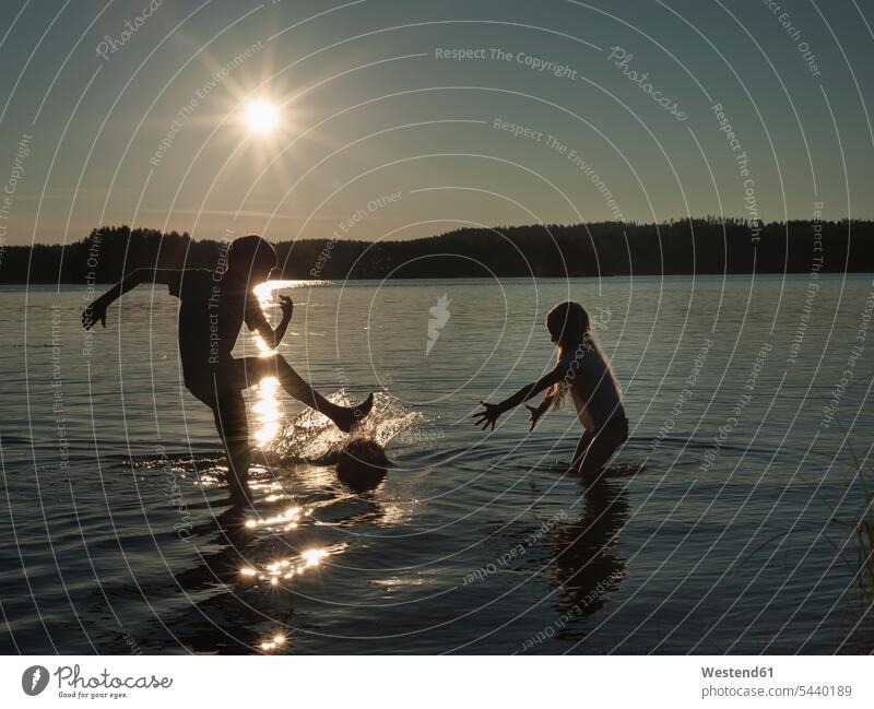 Finnland, Süd-Savonia, Savonlinna, Saimaa-See, im Wasser plantschende Kinder Skandinavien Südsavo Downshifting Simple Living Einfaches Leben Natur Sonne