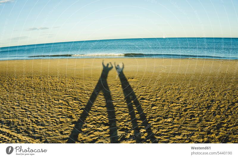 Spanien, Valencia, Schattenspiel von zwei Personen am Strand Küste Küstenlandschaft Spaß Spässe Spaeße spaßig Späße spassig Spass Spaesse spielen Idee Ideen