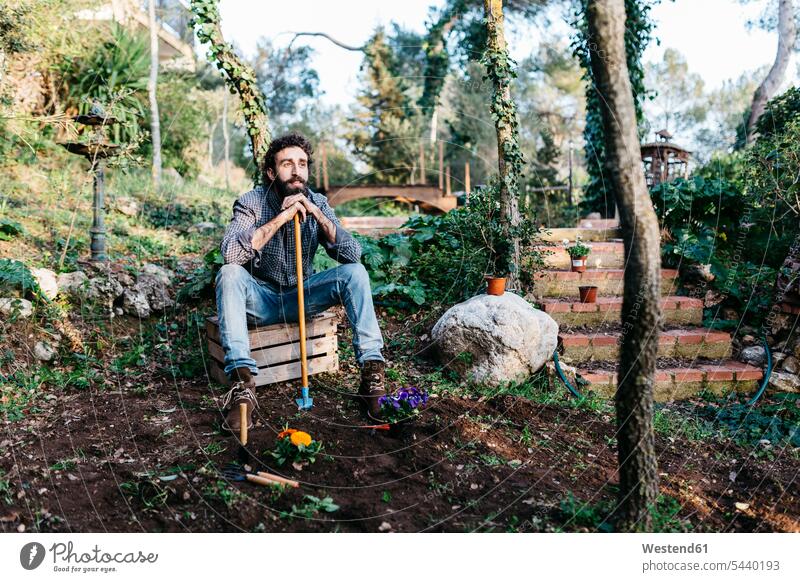 Mann im Garten macht eine Pause von der Gartenarbeit Gärtner Männer männlich Gärten Gaerten Erwachsener erwachsen Mensch Menschen Leute People Personen