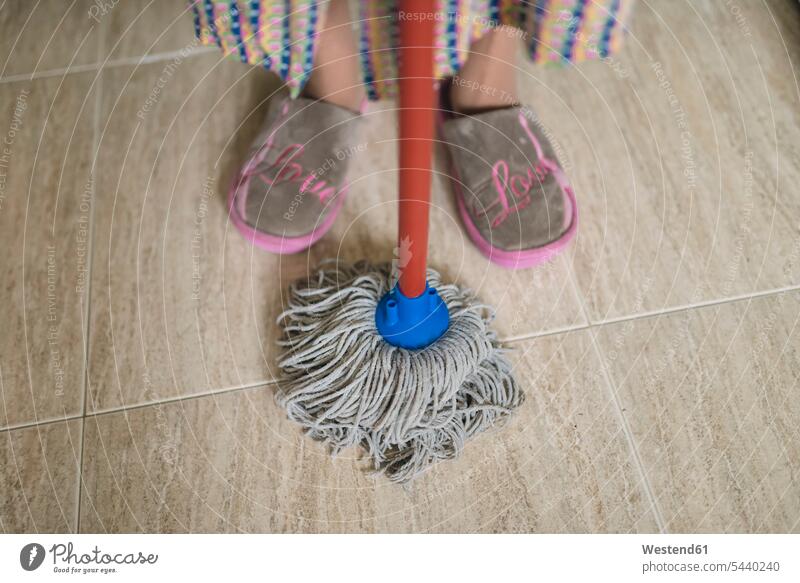 Füße einer älteren Frau mit Reinigungsmopp Fußboden Fußboeden Fussboeden Fussboden Fußböden Fussböden Wischmopp Mopp Boden Böden Boeden Hausfrau Hausfrauen