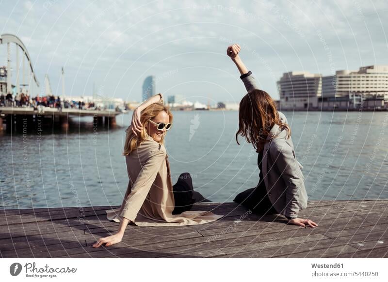 Spanien, Barcelona, zwei junge Frauen amüsieren sich weiblich Spaß Spass Späße spassig Spässe spaßig Erwachsener erwachsen Mensch Menschen Leute People Personen