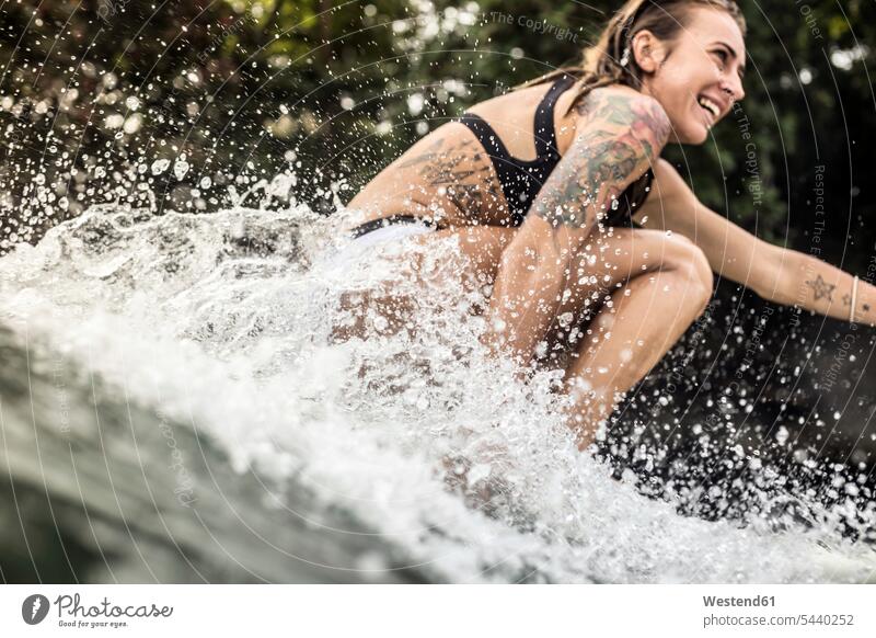 Indonesien, Java, glückliche Frau beim Surfen weiblich Frauen Surfing Wellenreiten Meer Meere Erwachsener erwachsen Mensch Menschen Leute People Personen