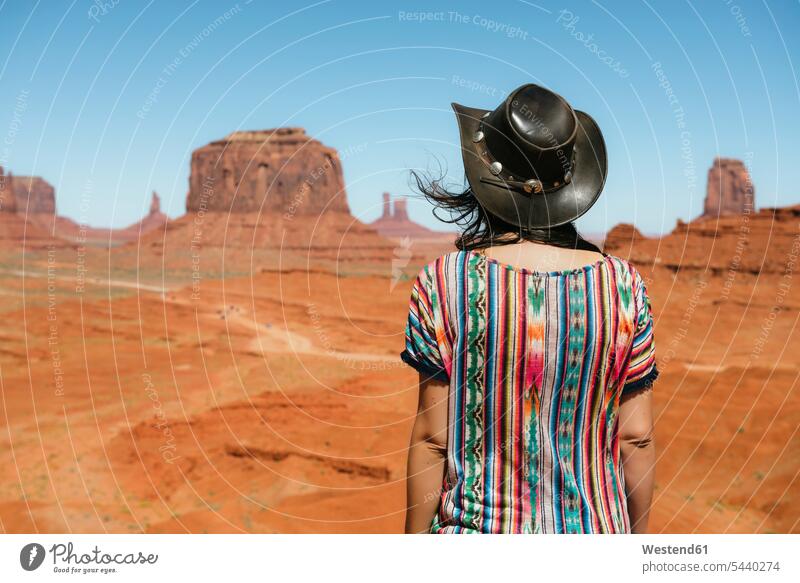 USA, Utah, Frau mit Cowboyhut genießt die Aussicht im Monument Valley Aussicht bewundern die Aussicht bewundern Blick in die Ferne Aussicht genießen