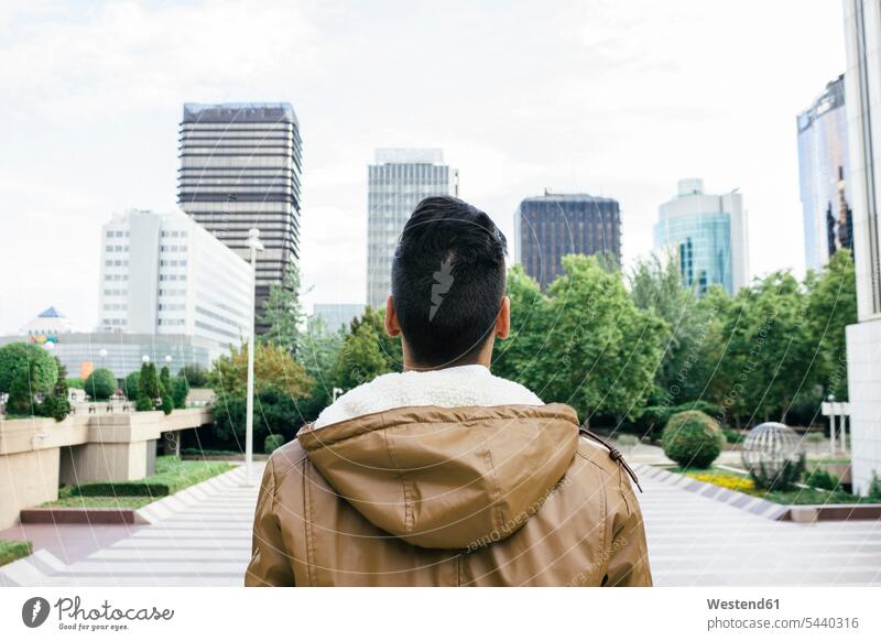 Spanien, Madrid, junger Mann mit Lederjacke in der Stadt Europäer Kaukasier Europäisch kaukasisch Innenstadt City Stadtzentrum Stadtmitte Architektur Baukunst