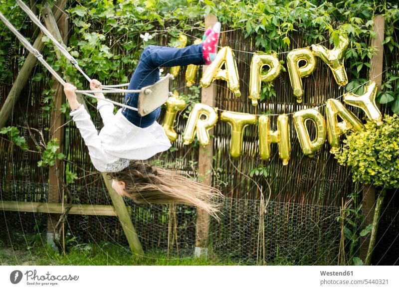 Mädchen schwingt den Kopf zuerst im Garten Geburtstag Geburtstagsfeiern Geburtstage schaukeln schwingen Schaukel Schaukeln weiblich Feste Festtag Festtage Kind