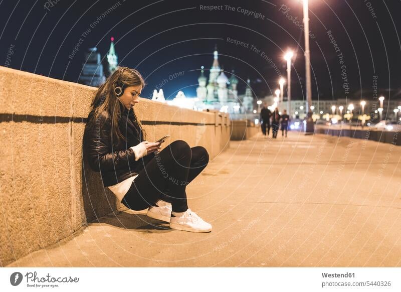 Russland, Moskau, schöne Frau, die nachts in der Stadt Musik hört weiblich Frauen staedtisch städtisch hören hoeren Nacht Erwachsener erwachsen Mensch Menschen